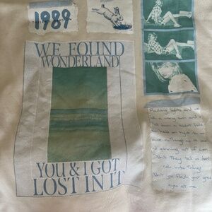 NWOT! Taylor Swift 1989 TV “Wonderland” zip up sweater size M